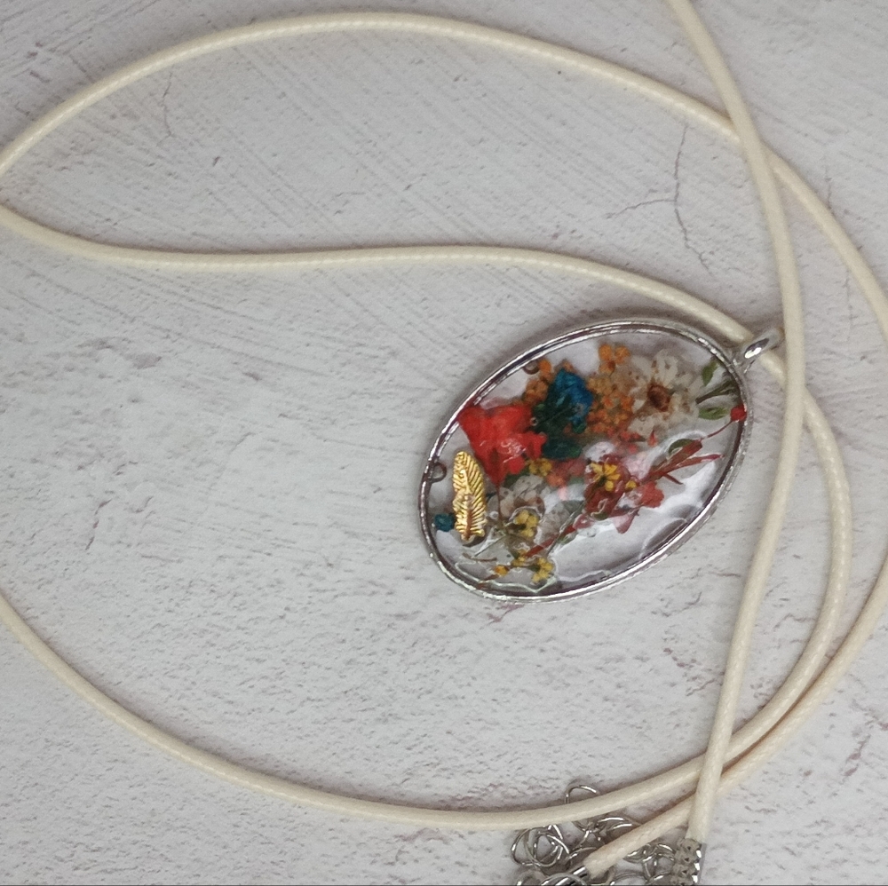 Pressed Flower Oval Pendant Necklace • Silver Tone • Handmade by Luna & Roo - Picture 4 of 4